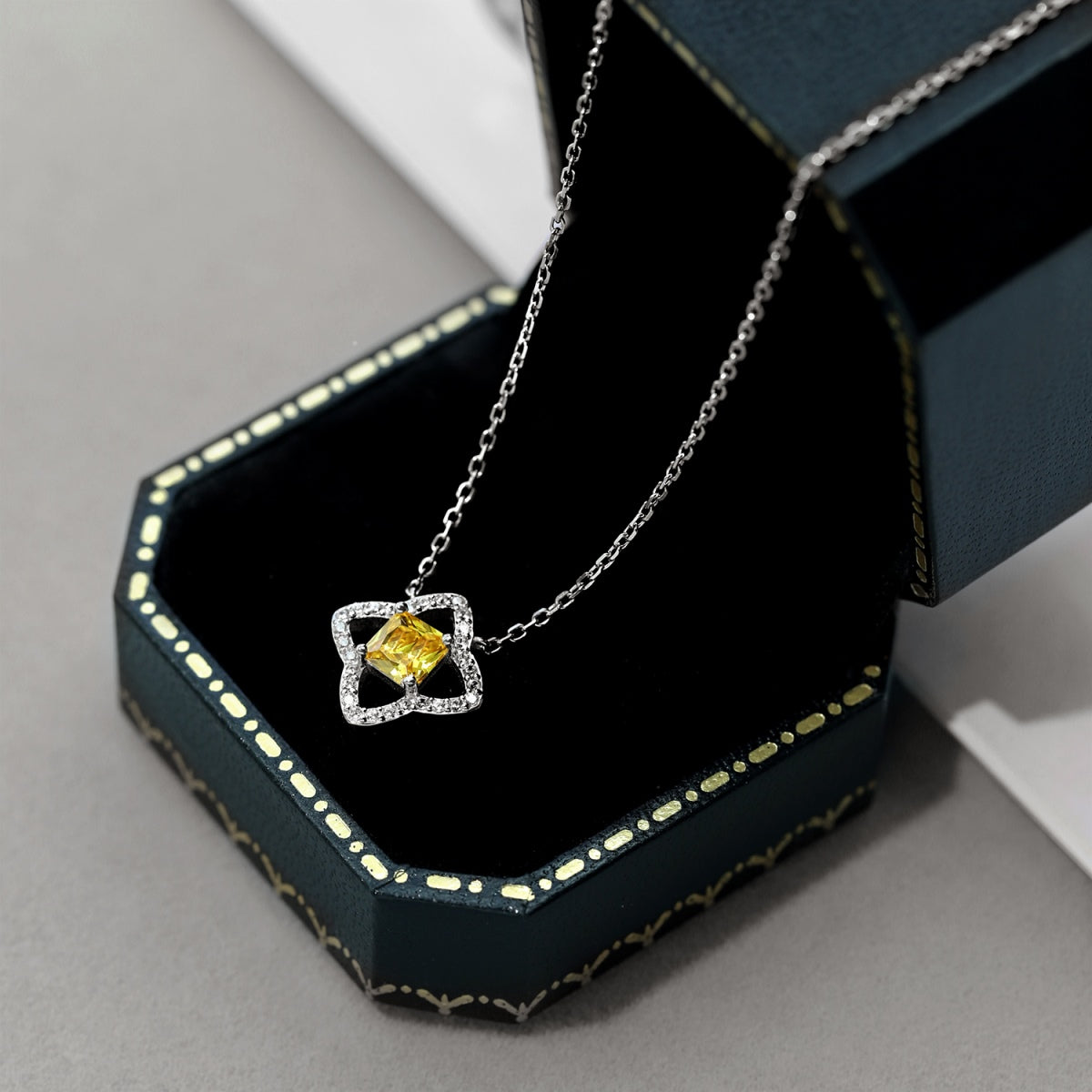 [Goodv]Exquisite Flower Shape Princess Cut Necklace