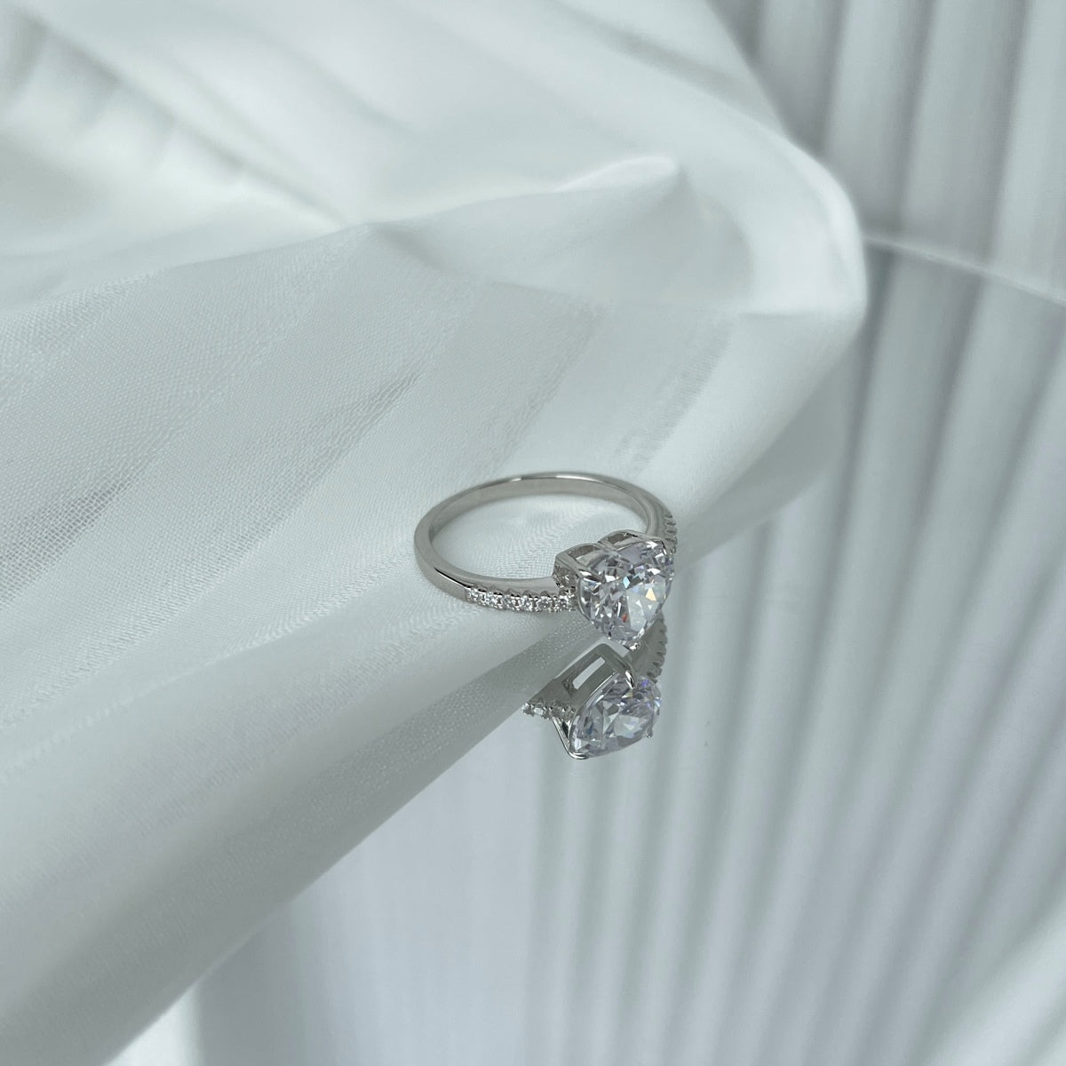[Goodv]2.0 Carat Dazzling Lustrous Heart Cut Lover Ring