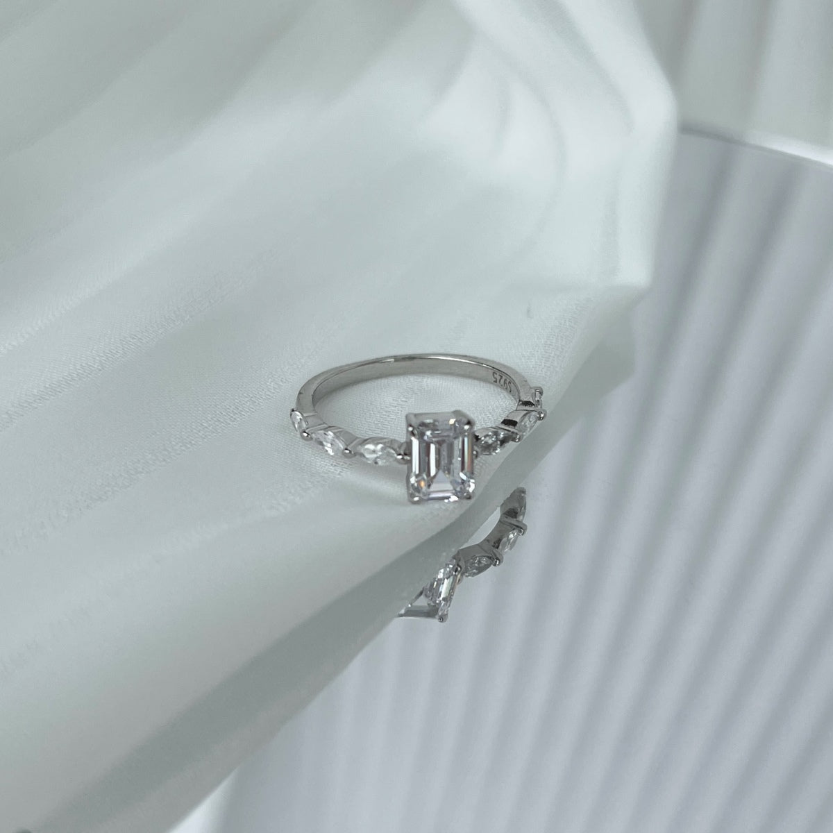 [Goodv]1.0 Carat Dainty Resplendent Radiant Cut Daily Ring