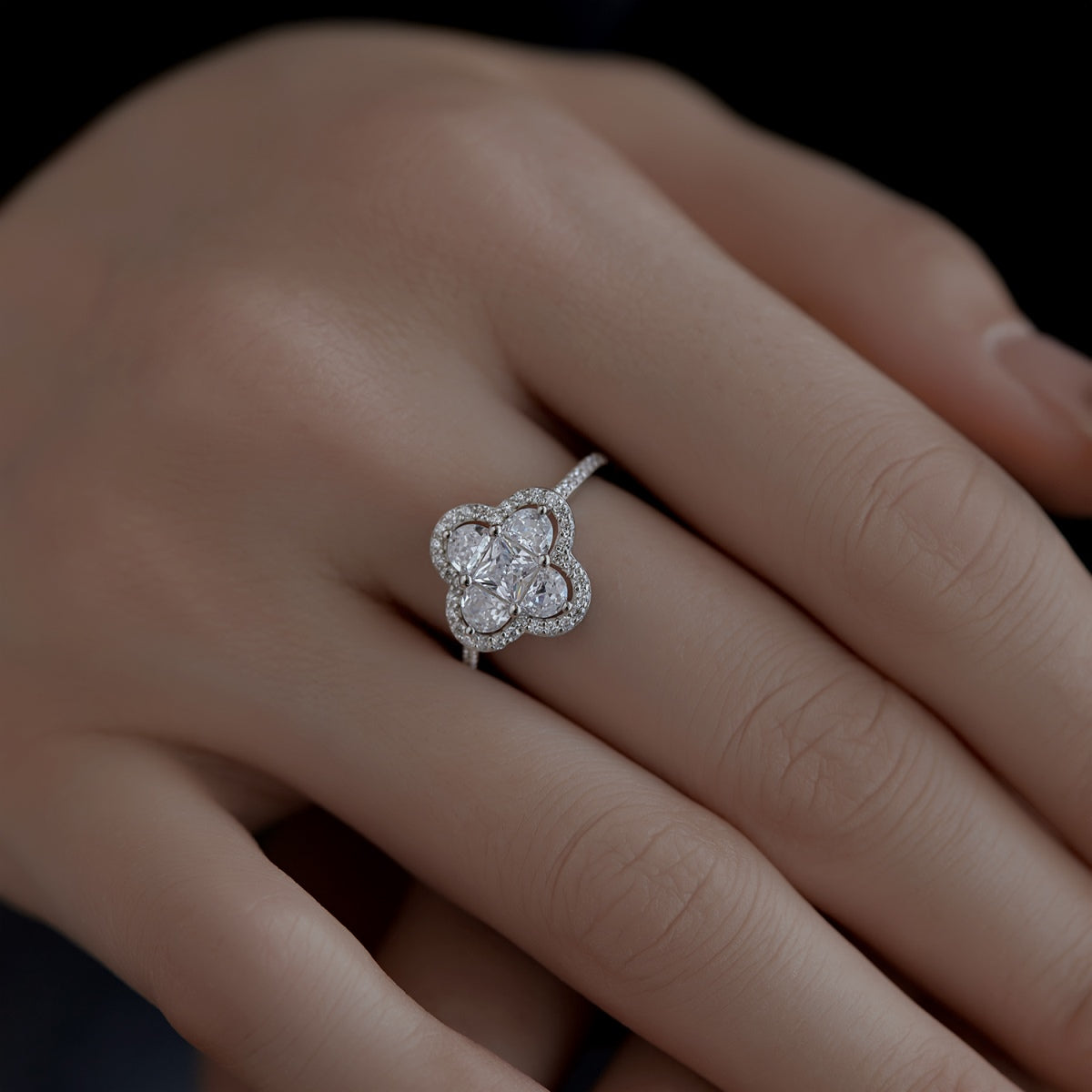 [Goodv]Luxurious Eternity Flower Shape Banquet Ring