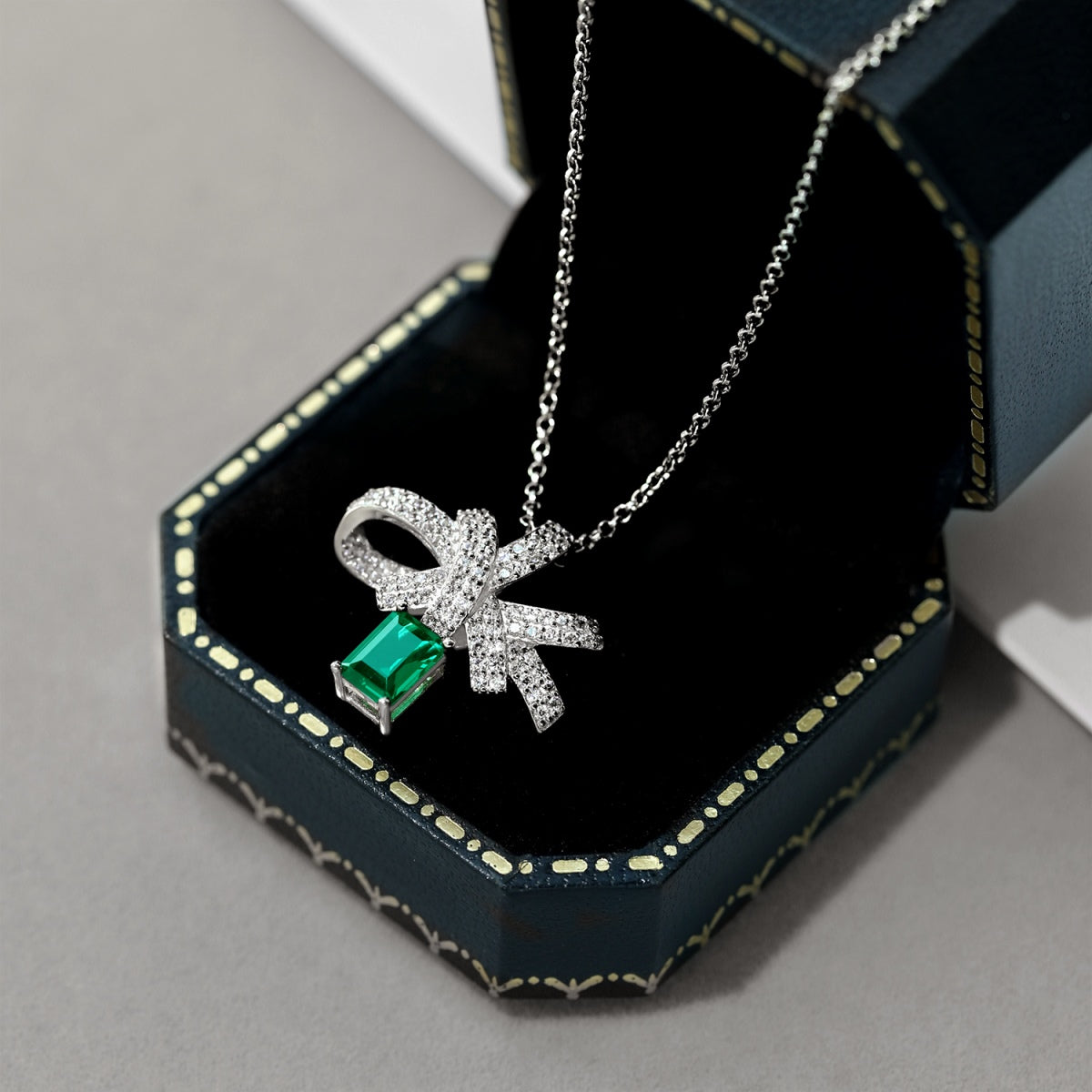 [Goodv]Luxurious Flower Shape Emerald Cut Necklace