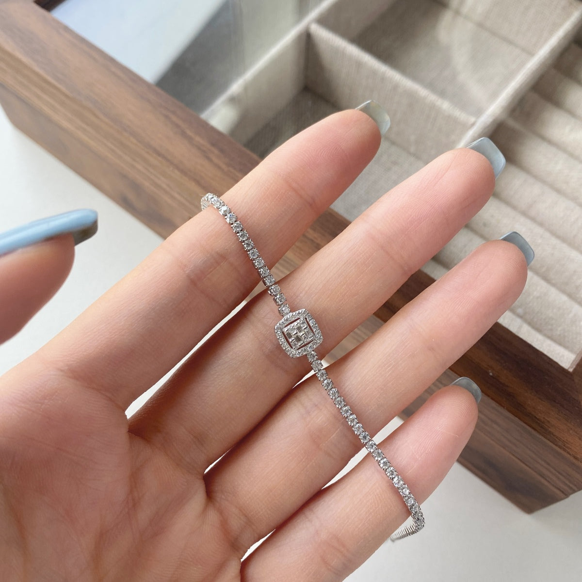 [Goodv]Luxurious Dazzling Square Shape Banquet Bracelet