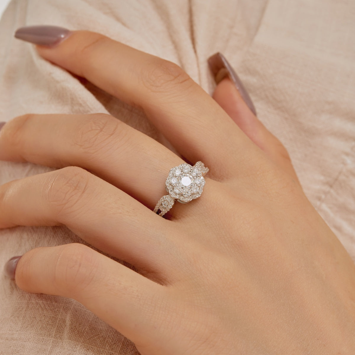 [Goodv]Delicate Colorful Round Cut Flower Shape Wedding Ring