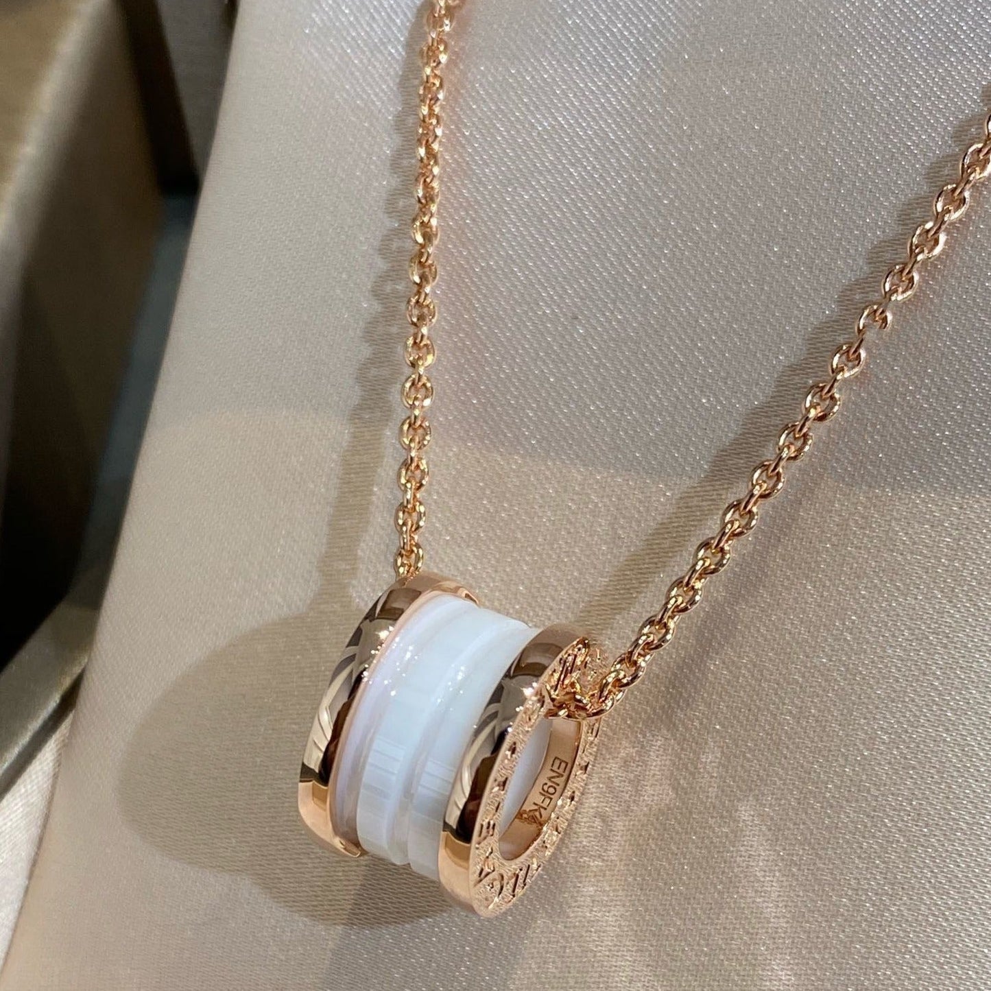 [BIJOUX] COLLIER ZERO 1 EN CÉRAMIQUE BLANCHE ET OR ROSE
