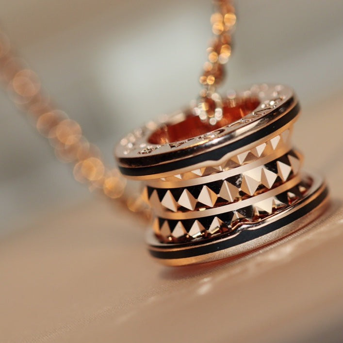 [BIJOUX] COLLIER PENDENTIF ROCK ZERO 1 OR ROSE NOIR