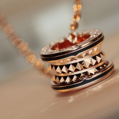 [BIJOUX] COLLIER PENDENTIF ROCK ZERO 1 OR ROSE NOIR