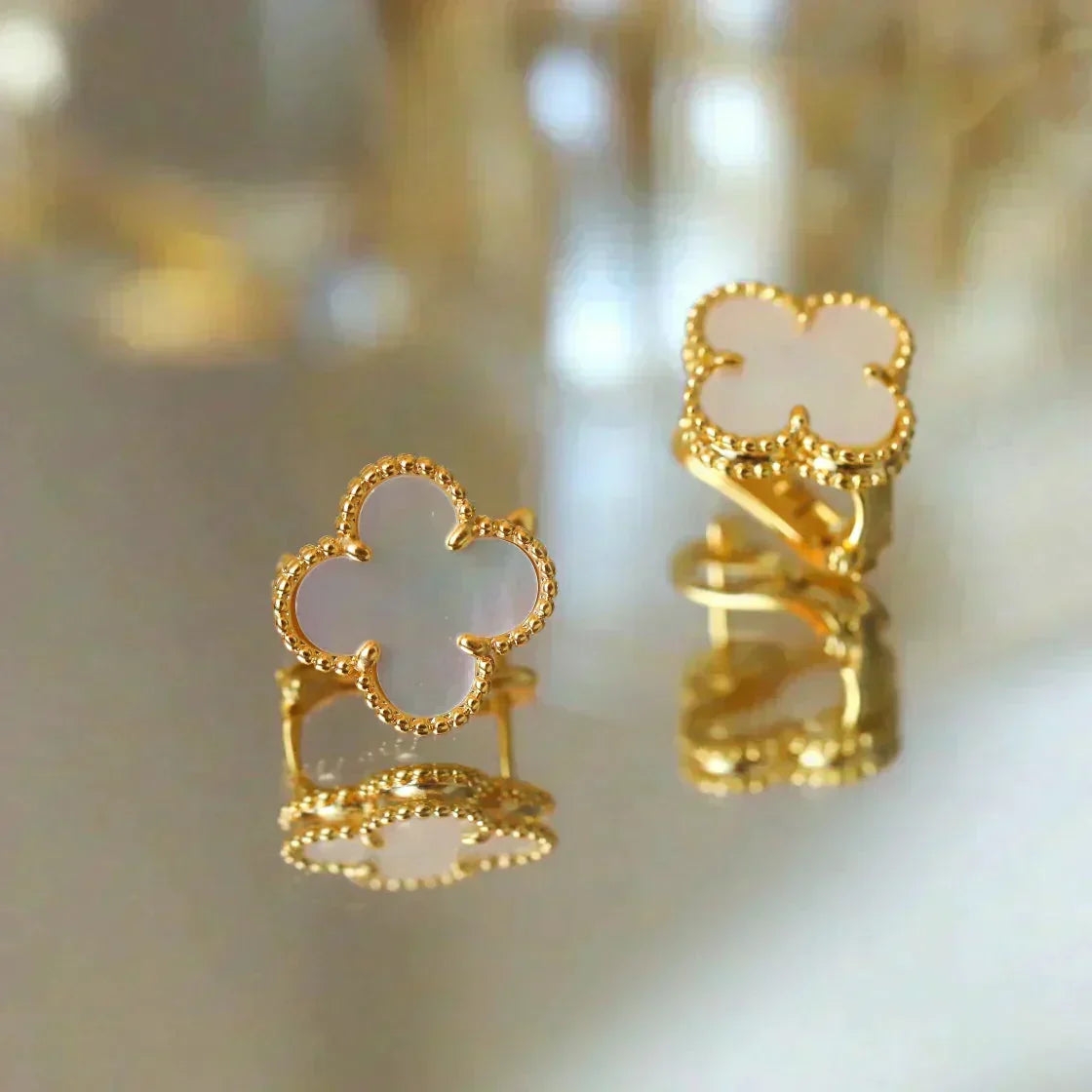 [BIJOUX]CLOVER MEDIUM 1 MOTIFS  WHITE MOP STUD EARRINGS