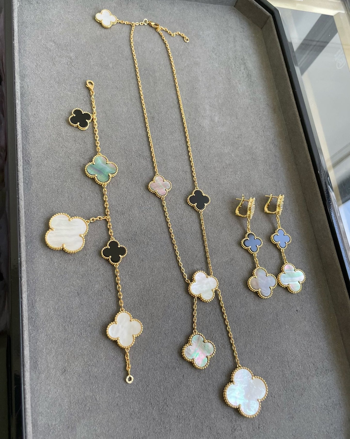 [BIJOUX]CLOVER 3 MOTIF MOP ONYX DARK MOP PINK GOLD EARRINGS