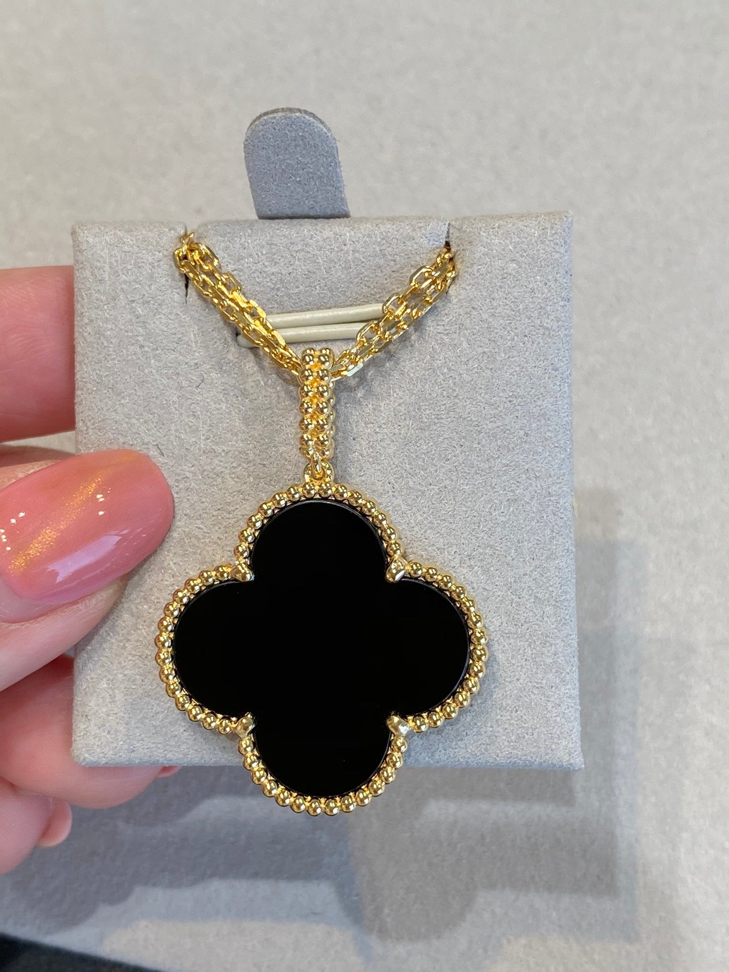 [Goodv]CLOVER LARGE WHITE CARNELIANS GOLD NECKLACE