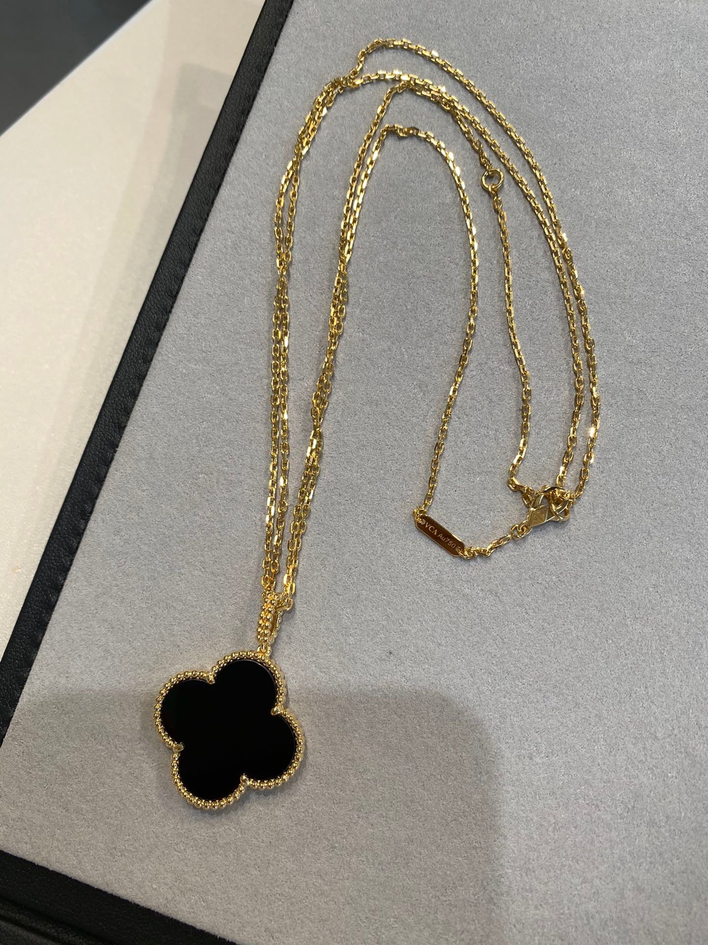 [Goodv]CLOVER LARGE WHITE CARNELIANS GOLD NECKLACE