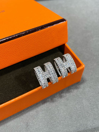[BIJOUX]H STUD EARRINGS WITH SILVER DIAMONDS